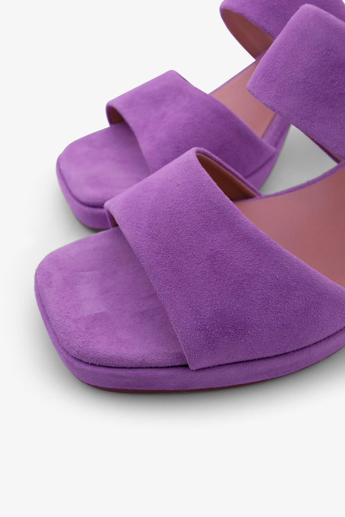 Leather heeled sandal ANNABEL-02 in Bonganville with stitching and buckle