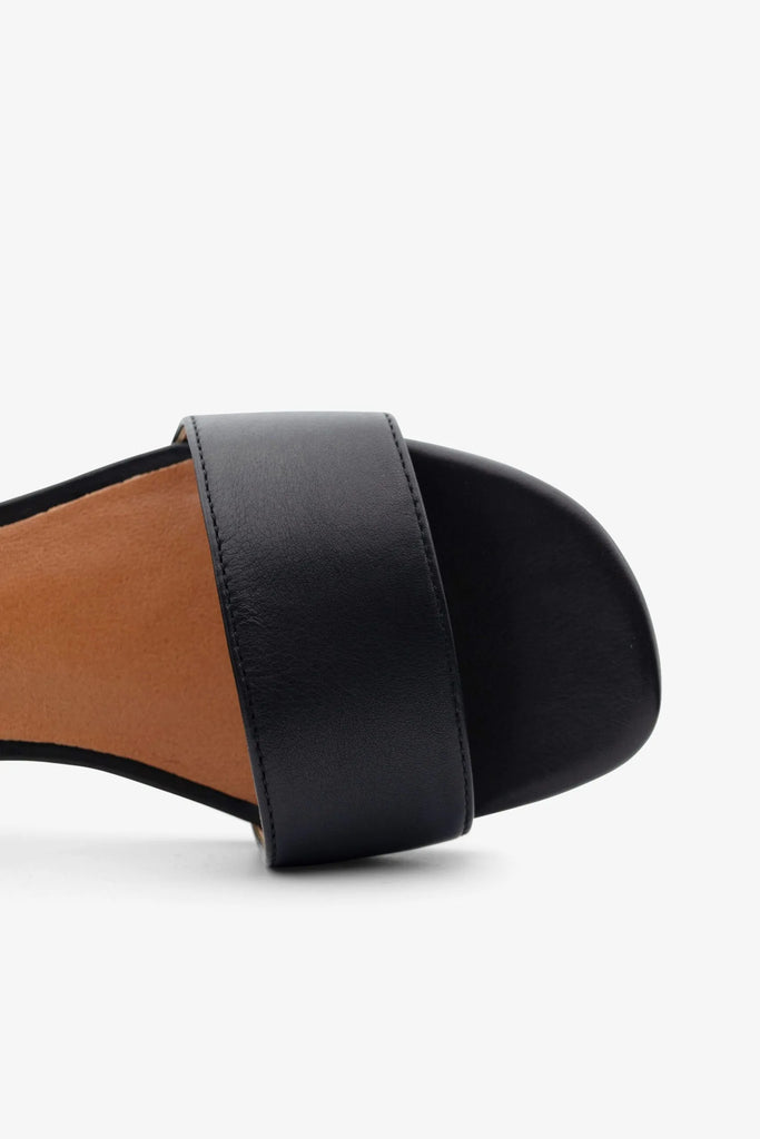 YEREMI-03 sandal in black leather with block heel