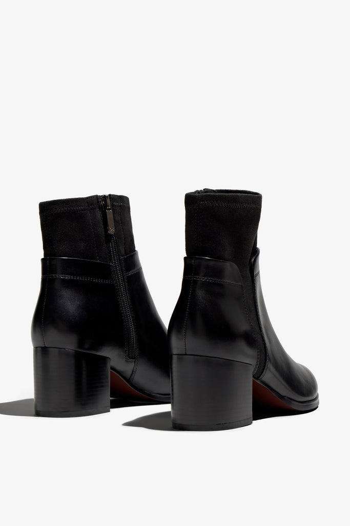 black leather ankle bootie, 60 mm, zipper, stretch upper material, accentuated stitching, block heel, rubber sole.