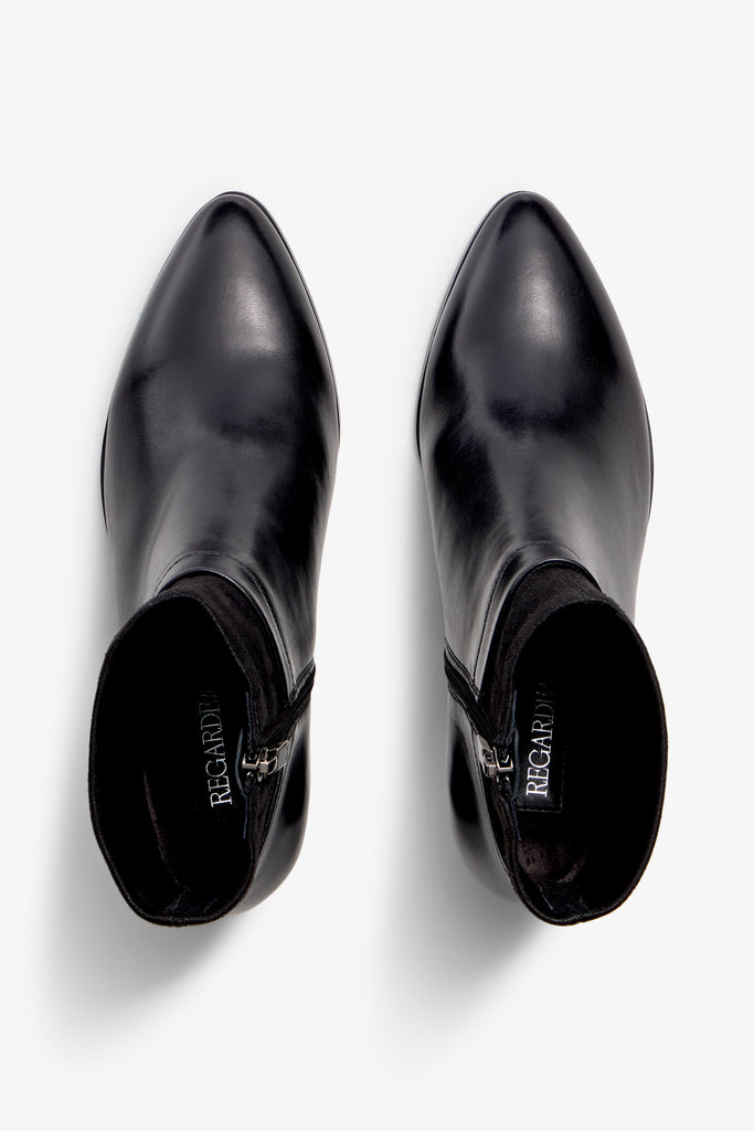 black leather ankle bootie, 60 mm, zipper, stretch upper material, accentuated stitching, block heel, rubber sole.