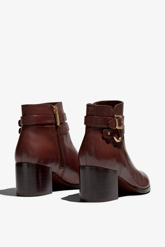 new rust leather ankle bootie, 60 mm, zipper, buckles and metal accessories, accentuated stitching, block heel, rubber sole.