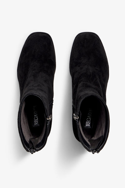 black suede leather ankle bootie, 65 mm, zipper, accentuated stitching, plateau, block heel, rubber sole.