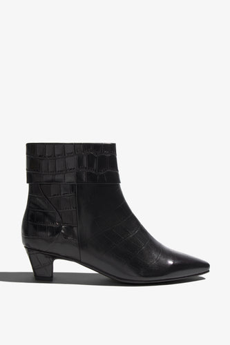 Color black