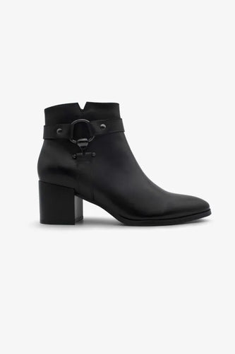Color black