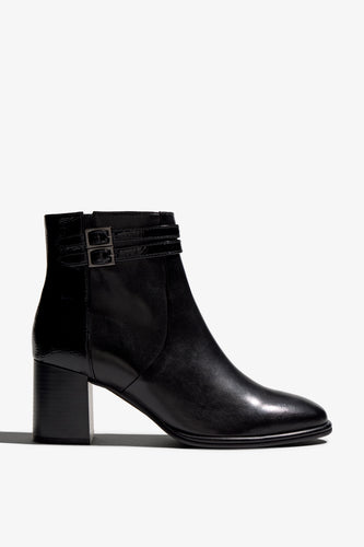 Color black
