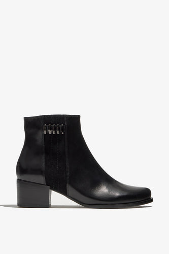 Color black