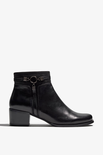 Color black
