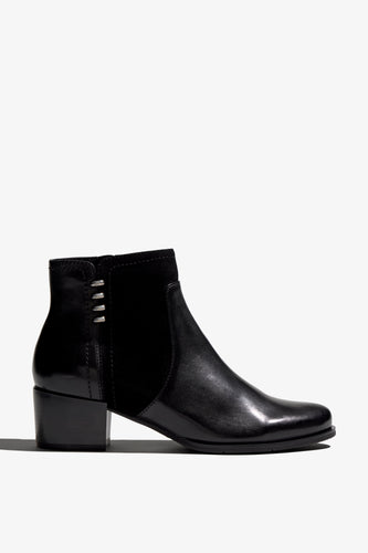 Color black