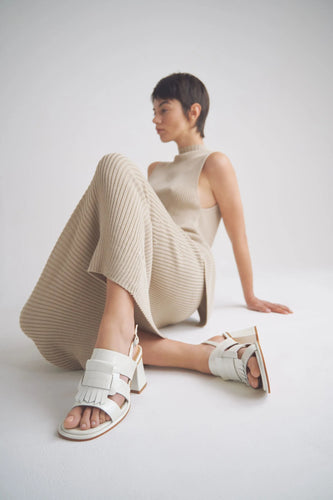 Color white