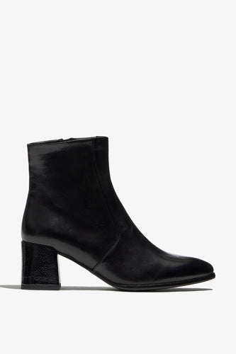 Color black