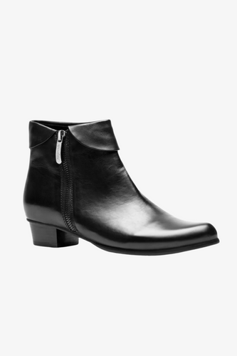 Color black