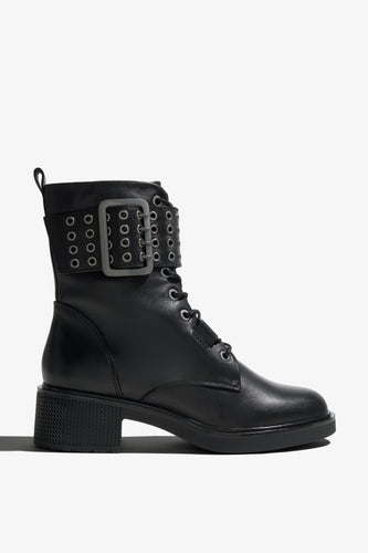 Color black