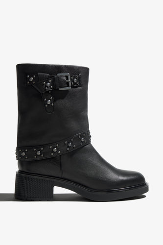 Color black