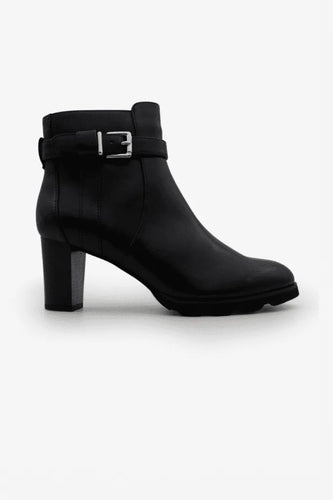 Color black