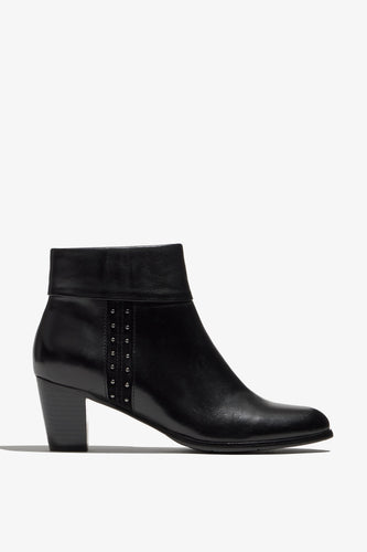 Color black