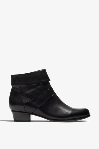 Color black