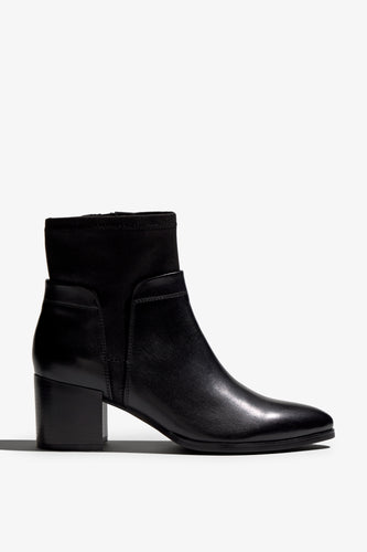 Color black