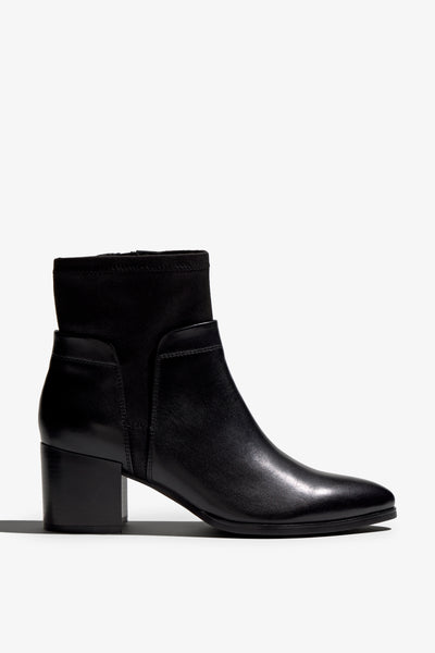 black leather ankle bootie, 60 mm, zipper, stretch upper material, accentuated stitching, block heel, rubber sole.