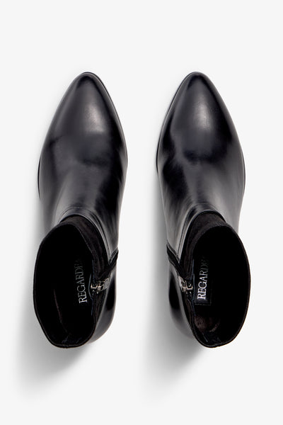 black leather ankle bootie, 60 mm, zipper, stretch upper material, accentuated stitching, block heel, rubber sole.