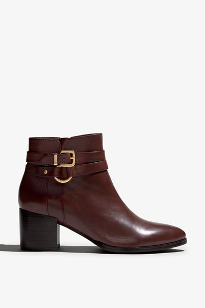 new rust leather ankle bootie, 60 mm, zipper, buckles and metal accessories, accentuated stitching, block heel, rubber sole.