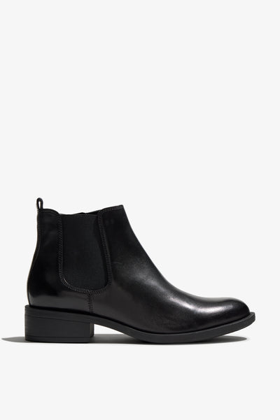 Black leather chelsea bootie with 30 mm block heel, elastic side panel and zipper, rubber sole.