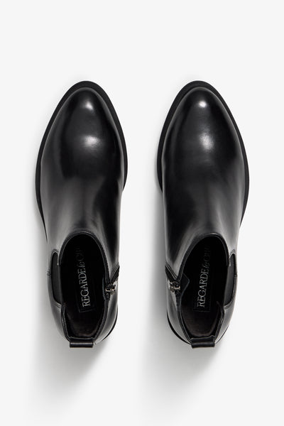 Black leather chelsea bootie with 30 mm block heel, elastic side panel and zipper, rubber sole.