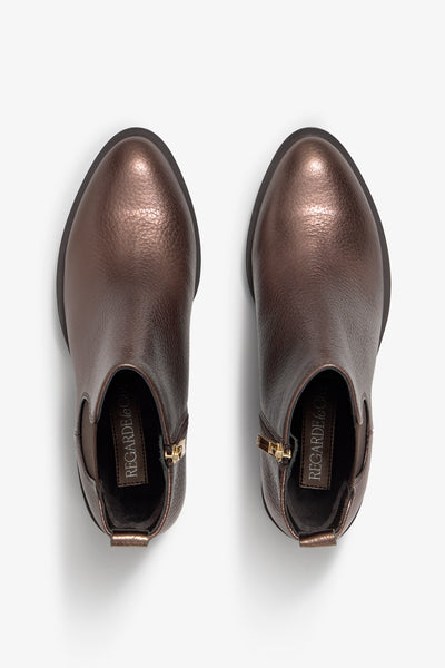Dark brown metallic leather chelsea bootie with 30 mm block heel, elastic side panel and zipper, rubber sole.