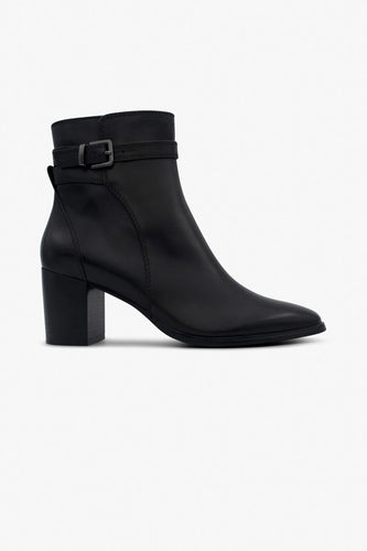 Color black