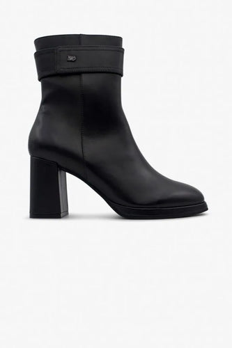 Color black