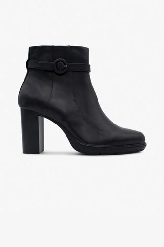 Color black