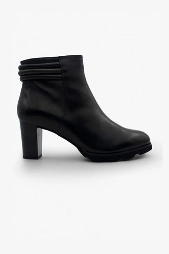 Color black