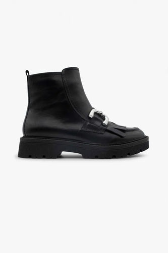 Color black